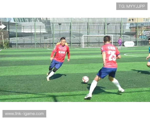 杭州足球队中路突破战术解析与比赛表现评析